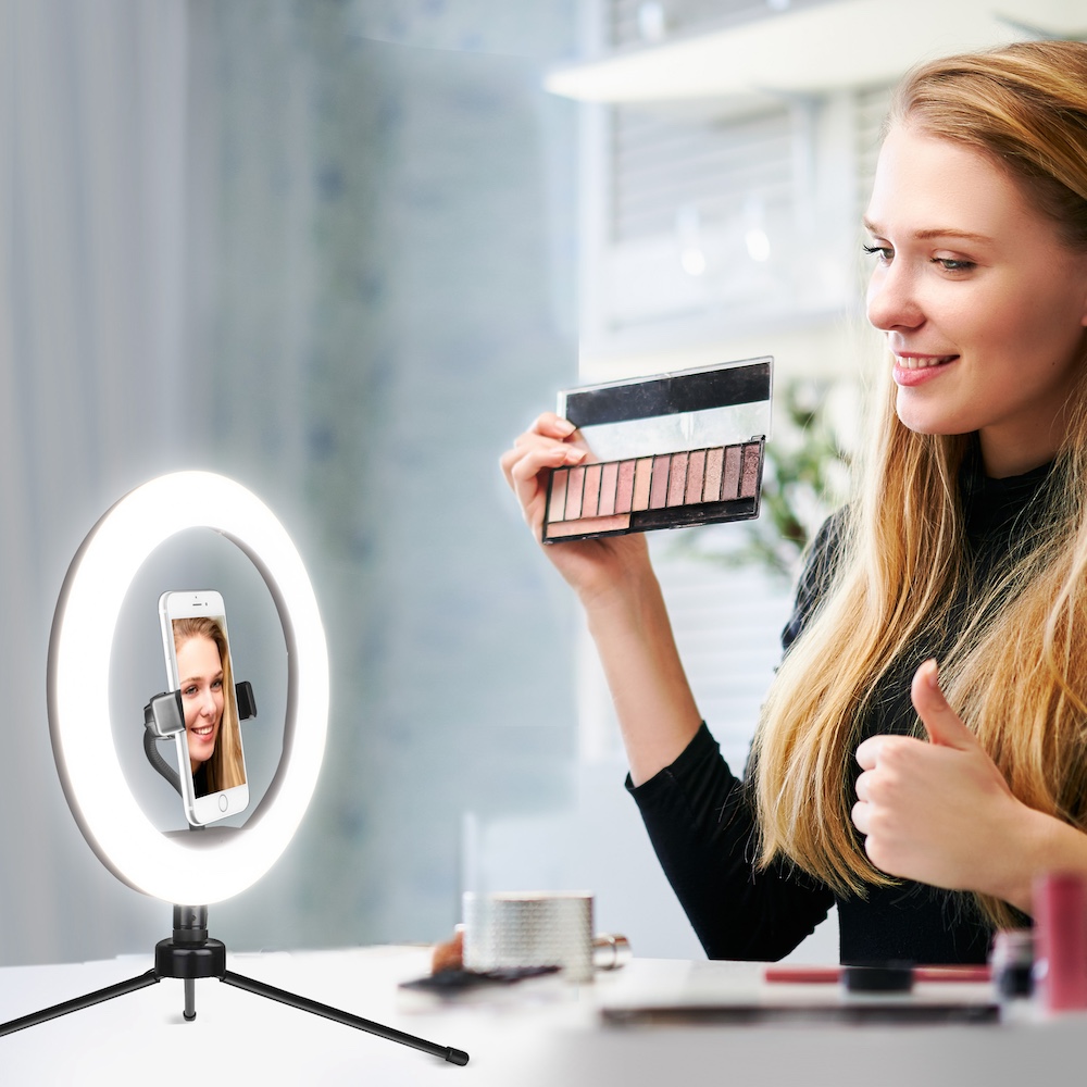 MINI UNIVERSAL TRAVEL CHARGING STATION Header Image